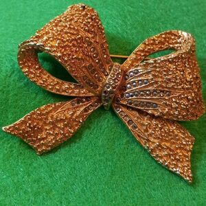Coro Craft Sparkling Gold Tone Bow